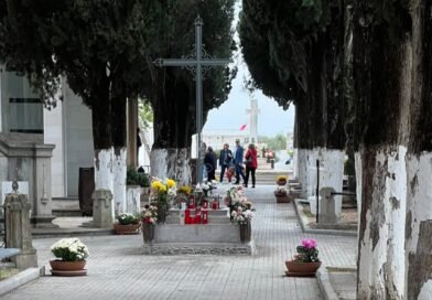Furto al cimitero: vandalizzate lapidi e rubati portafiori