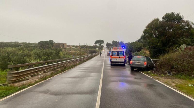 Auto fuori strada sulla Cassano-Sannicandro: ferito 44enne